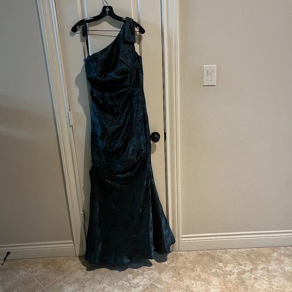 David Meister Dresses & Skirts - Elegant One-Shoulder Black Dress